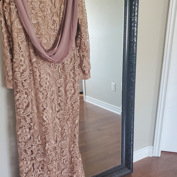 Lace gown - Picture 5 of 5